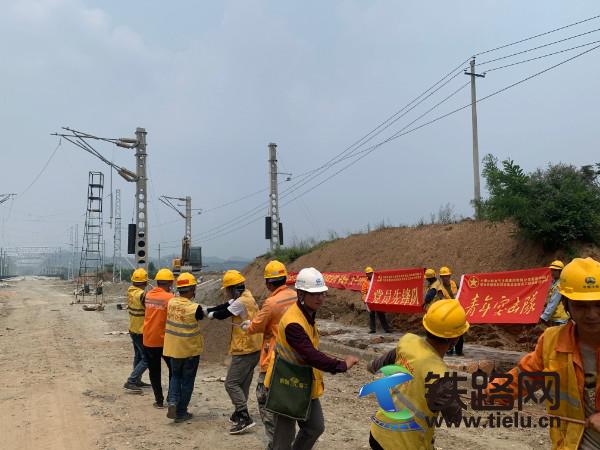 和邢铁路首条接触网承力索架设成功（2）.jpg