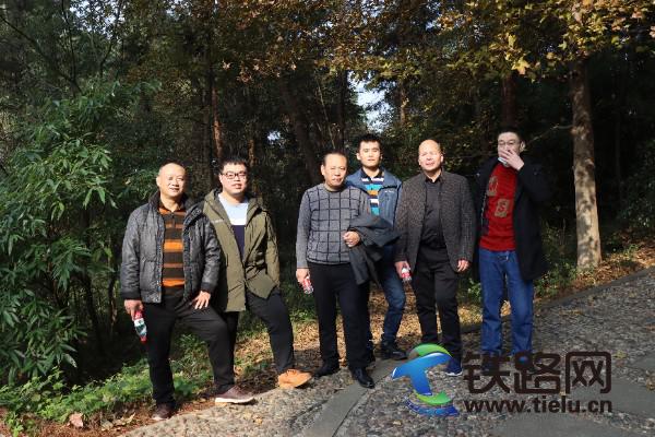 图2：途中员工休息合影，享受惬意时光。韩秋摄.JPG