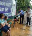 暴雨浇不灭铁汉柔情