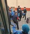 老人脑中风晕倒地上 列车联系120上车急救