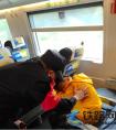 11岁小孩在火车上突然吐血 怀铁警方紧急联系下车治疗
