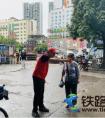 助力“三城同创”怀铁乘警化身交通劝导员