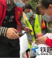 中国水电四局武汉地铁7号线五标项目走近居民 开展雷锋志愿者服务活动