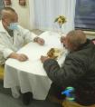  78岁老人大年三十没钱吃饭 列车厨师:免费！