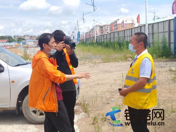 佳木斯电视台（左一左二）采访中铁二十三局施工现场副经理李平（右一）.jpg